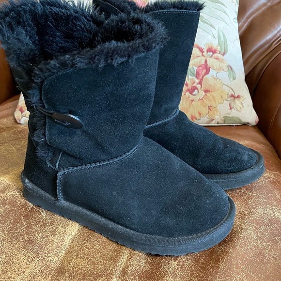 UGG Boots - Picture 1 of 4